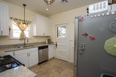 2525 N Edgemere kitchen 1