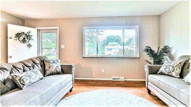 *BEAUTIFUL LIVING ROOM W/SHINY HARDWOOD FLOORS, WH