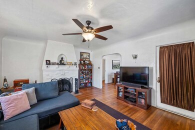 Living Room (2 of 34)