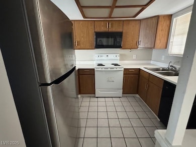 3823 S Maryland Pkwy unit L11, Las Vegas, NV 89119 - photo 5