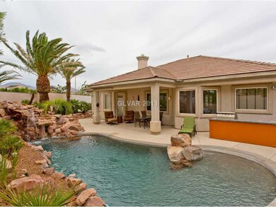 Swimming Pool/Hot Tub/Sauna. Sparkling beach entry