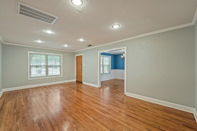 1070 W 43rd St, Houston, TX 77018 - photo 5