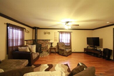 2910 W 9th St, Waterloo, IA 50702 - photo 2