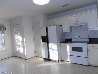 Kitchen - Kitchen has tons of cabinets plus a pant