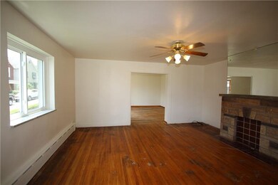 Large Living Room w/ Hardwood Floors