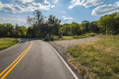 Wouldn’t it be great to live on a road without endless traffic? This is your chance! 
