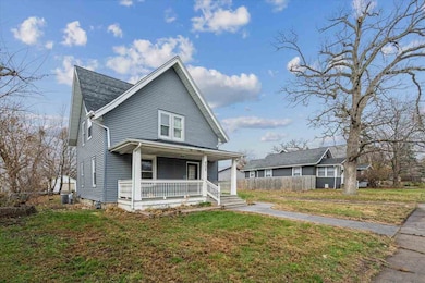 909 Daniels St NE, Cedar Rapids, IA 52402 - photo 2