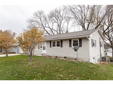 200 Edgewood Rd NW, Cedar Rapids, IA 52405 - photo 2