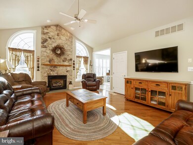 811 Persimmon Ln, Langhorne, PA 19047 - photo 6