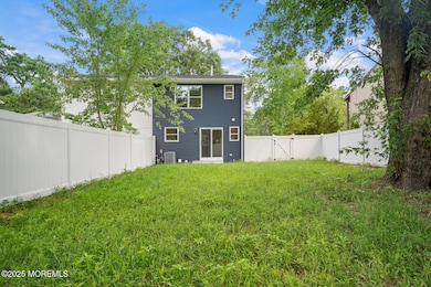 820 Maple St Lakehurst NJ-large-007-022-