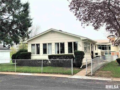 2324 Adams St, Davenport, IA 52803 - photo 3