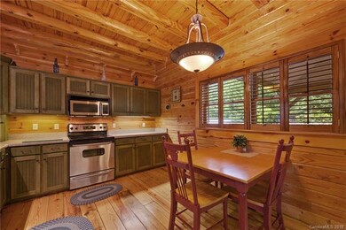 Quartz kitchen counters, stainless applainces and 