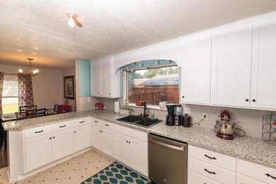 302 Oak St, Rogue River, OR 97537 - photo 2