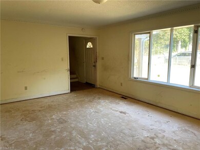 209 Hall St, Reidsville, NC 27320 - photo 4