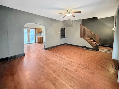 813 W Cleveland St, Freeport, IL 61032 - photo 4