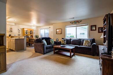 581 Mountain View Dr, Central Point, OR 97502 - photo 3