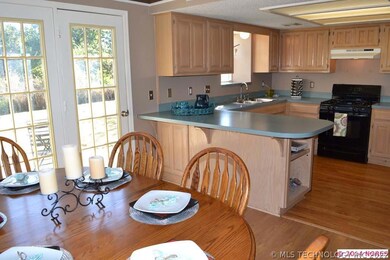 Large eat in and kitchen with island