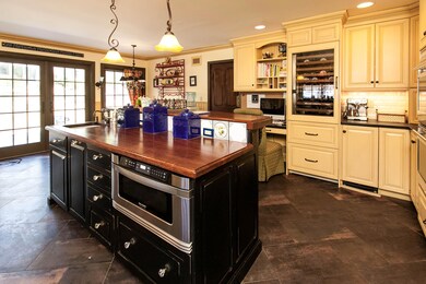 CHEF'S KITCHEN GREAT FOR ENTERTAINING