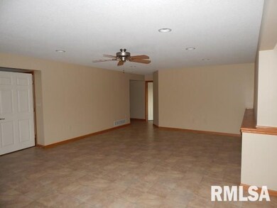 5439 Northwest Cir, Davenport, IA 52806 - photo 5