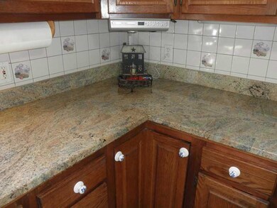 Kitchen. Granite Counters!