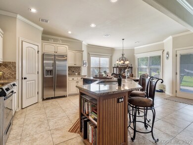 Beautiful kitchen! Granite, stainless steel applia