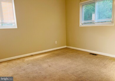 15907 Crest Dr, Woodbridge, VA 22191 - photo 6