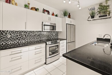 11333 N 92nd St Unit 1021-20 kitchen