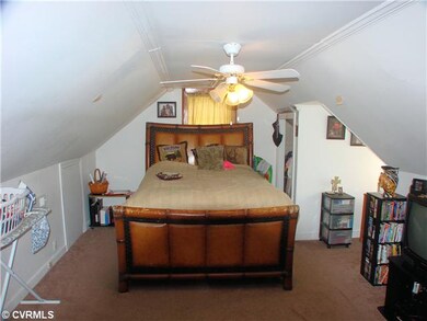 Bedroom - Huge upstairs master bedroom with lighte