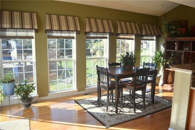 Lovely breakfast room, 6' windows, hand made mini 