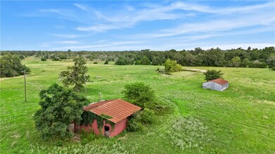 View of yard featuring an outdoor structure and a
