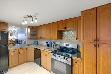 2111 Barkeley Ln unit 18, Fort Myers, FL 33907 - photo 5