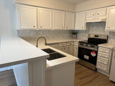 Beautiful and bright kitchen! Quartz countertops,