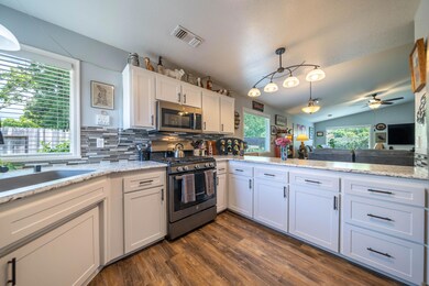 2053 Paris Ave-19