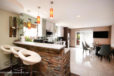 472 Dongan Hills Ave, Staten Island, NY 10305 - photo 4