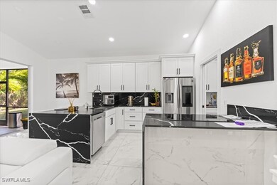 Kitchen with decorative backsplash, kitchen penins
