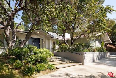 811 N Hillcrest Rd, Beverly Hills, CA 90210 - photo 2