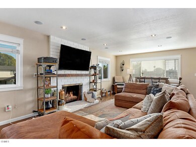 4124 Ashwood Ct-002-004-Living Room-MLS_