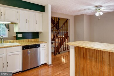 8659 Hickory Ridge Ct, Springfield, VA 22153 - photo 7