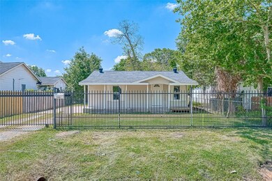 330 Plymouth St, Houston, TX 77022 - photo 2