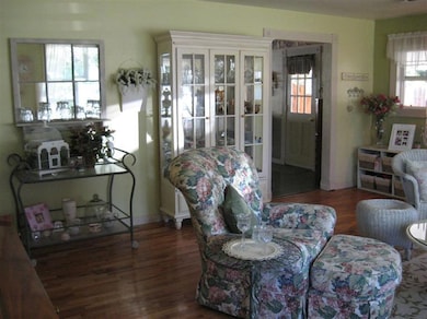 578 N 6th St, Central Point, OR 97502 - photo 4