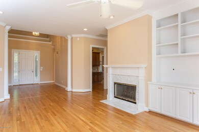 07_414WhiteColumnsWay7_mls