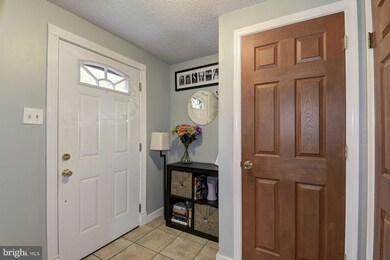 8657 Bent Arrow Ct, Springfield, VA 22153 - photo 2