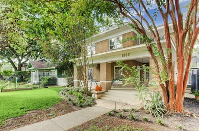 1302 Marshall St, Houston, TX 77006 - photo 3