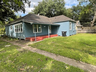 917 W Sealy St, Alvin, TX 77511 - photo 2