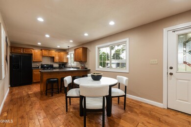 1039 N 29th St-16