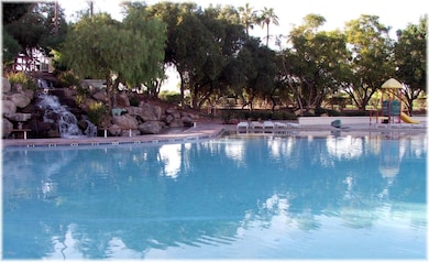 Baeach-community-pool-in-Val-Vista-Lakes