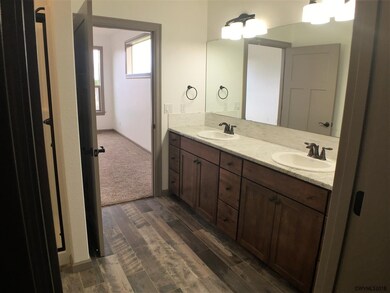 Large master bath with dual sinks and walk-in clos