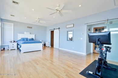 MasterbedroomRightside