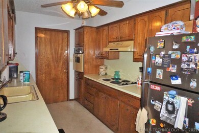 1101 Wade Wells Dr, Henryetta, OK 74437 - photo 5