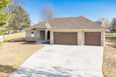 475 Earnhardt Ct, Green Bay, WI 54311 - photo 2